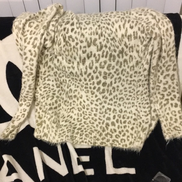 Snow Leopard Cardigan Top - Picture 4 of 4